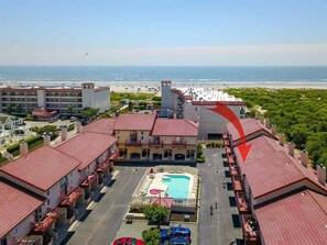 Surrounded by the ocean, this hotel offers a central courtyard with a swimming pool.
