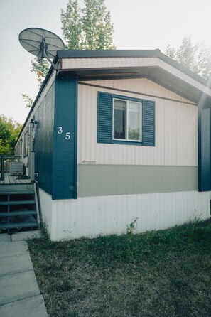 Exterior - Full kitchen. Lots of parking. Free laundry, Wifi and Roku.  (Maple Creek)
