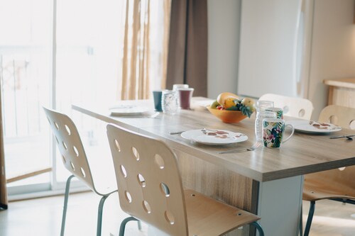 Full kitchen. Lots of parking. Free laundry, Wifi and Roku. 