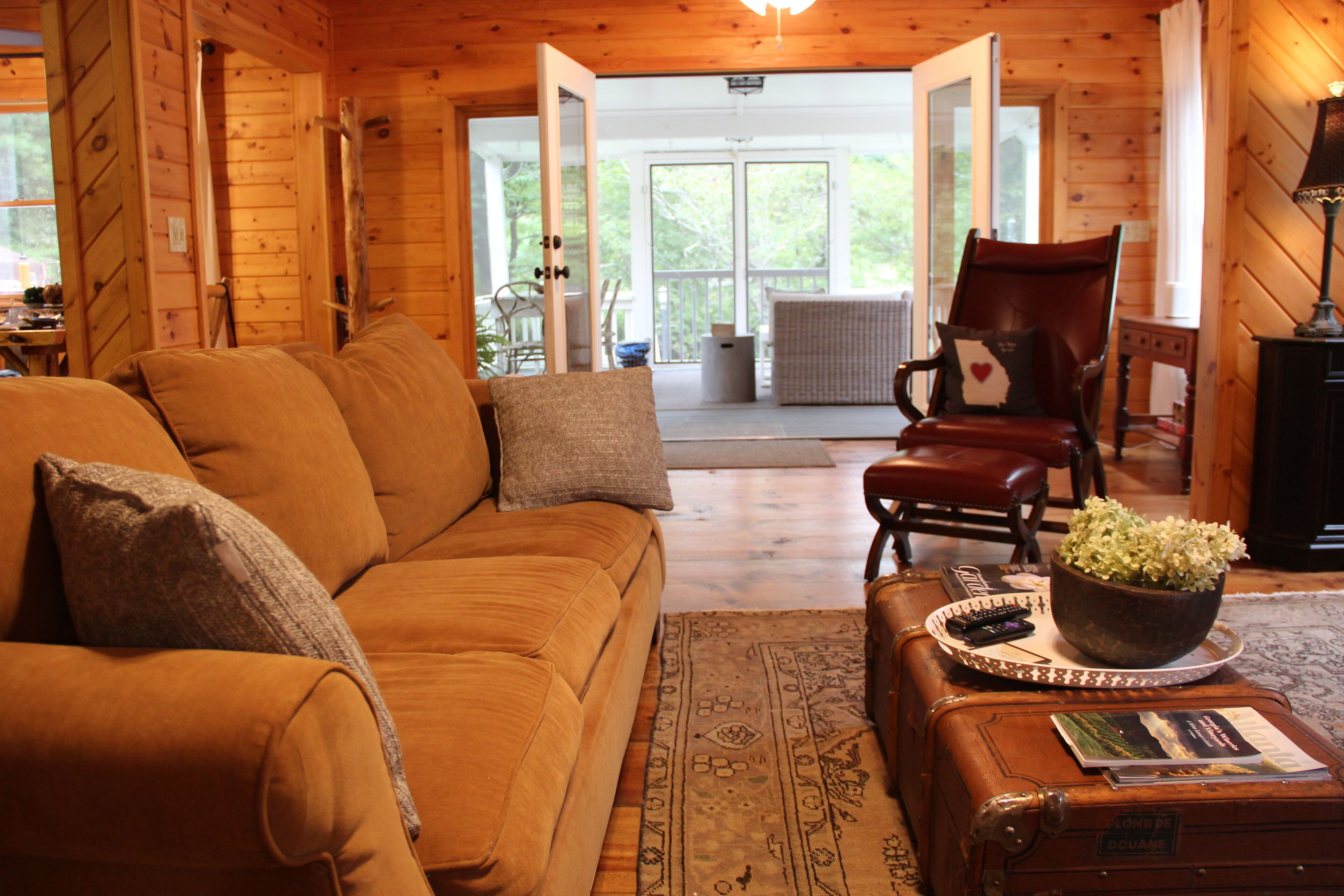 Creekside Cottage just steps from Fightingtown Creek & 10 minutes from downtown.
