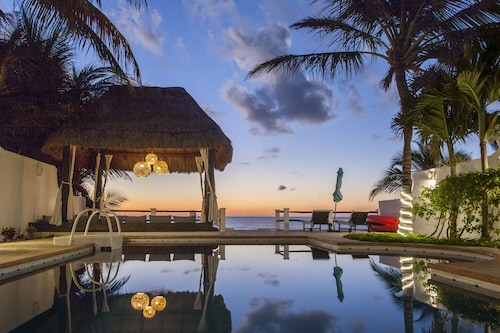 ***Stunning Oceanfront 5 BDRM Villa With Amazing Views Of The Caribbean Sea!***