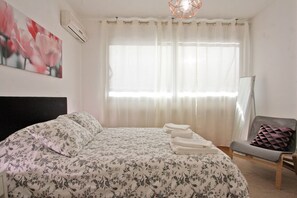 2 chambres, coffre-fort, fer et planche à repasser, lit de bébé portatif