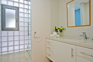 Combined shower/bathtub, hair dryer, bidet, towels - Believe in Dream, Apart. Contemporâneo com Piscina (Tavira - Santa Maria)