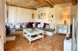 Televisio, kirjoja, stereot