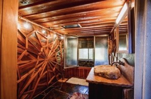 Bathtub, towels, soap, toilet paper - Your Dream Getaway - Large Cabin in Coeur D'Alene (Coeur d'Alene)