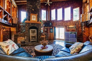 Smart TV, fireplace, books - Your Dream Getaway - Large Cabin in Coeur D'Alene (Coeur d'Alene)