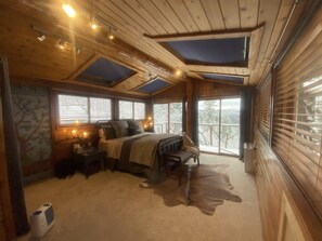 5 bedrooms, iron/ironing board, free WiFi, bed sheets - Your Dream Getaway - Large Cabin in Coeur D'Alene (Coeur d'Alene)