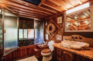 Baignoire, serviettes fournies, savon, papier toilette