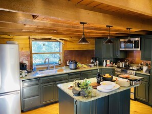 Fridge, microwave, oven, coffee/tea maker - Your Dream Getaway - Large Cabin in Coeur D'Alene (Coeur d'Alene)