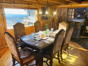 Dining - Your Dream Getaway - Large Cabin in Coeur D'Alene (Coeur d'Alene)