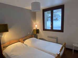 3 dormitoris, caixa forta a l'habitació i planxa i posts de planxar