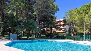 L'une des 3 piscines de la résidence
