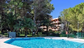 L'une des 3 piscines de la résidence