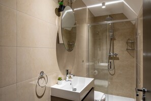 Departamento urbano | Baño | Regadera, secadora de cabello, toallas, jabón 
