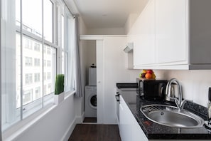 Business Apartment | Private kitchen | Fridge, oven, stovetop, electric kettle