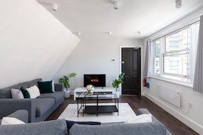 City Apartment | Living room - home.ly London Liverpool Str Apartments (London)