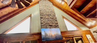 Top Rated 5 Star Exceptional Clean Luxury-fire pit-pool table-pet friendly!