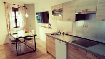 Een koelkast, een magnetron, een kookplaat, een vaatwasser