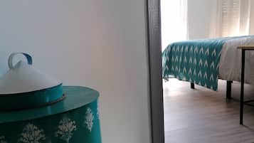 2 slaapkamers, een strijkplank/strijkijzer, beddengoed