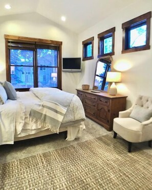 3 bedrooms, desk, iron/ironing board, travel cot