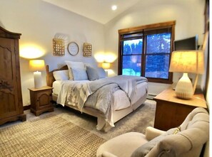 3 makuuhuonetta, työpöytä, silitysrauta/-lauta, vauvan matkasänky