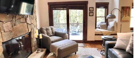 Smart-TV, Kamin, Videospiele, DVD-Player