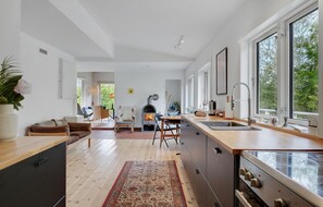 Réfrigérateur, plaque de cuisson, lave-vaisselle, cafetière/bouilloire