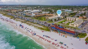 Plage, chaises longues, serviettes de plage