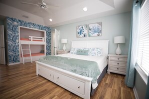 6 habitaciones, escritorio y tabla de planchar con plancha