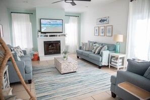 TV connectée, cheminée, jeux vidéo, lecteur de DVD