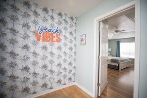 6 chambres, bureau, fer et planche à repasser, lit parapluie