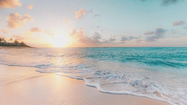A beach with gentle waves, a clear sky, and a sunset. - Beachside home/4 Kings/Pool/Pet Friendly/Sleeps 24 (Miramar Beach)