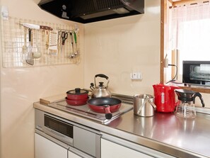 Fridge, microwave, stovetop, cookware/dishes/utensils - Private villa with 3 bedrooms living dining ro / Chitose Hokkaidō (Chitose)