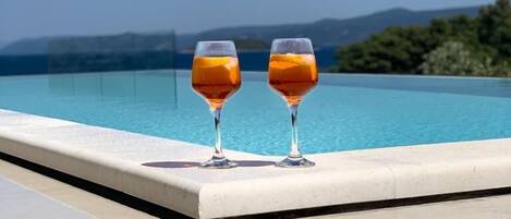 Una piscina al aire libre, una piscina climatizada