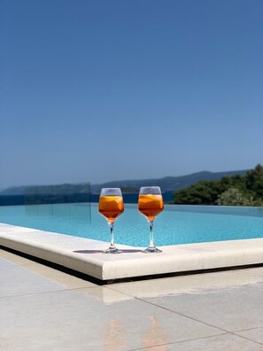 Piscina all'aperto, una piscina riscaldata