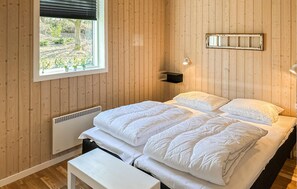 3 bedrooms, travel crib, free WiFi - Cozy home in Løgstør with kitchen (Løgstør)