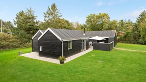 A modern black wooden house with a patio and a barbecue area. - Cozy home in Løgstør with kitchen (Løgstør)