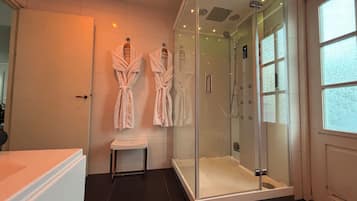 Bathtub, jetted bath, hair dryer, towels