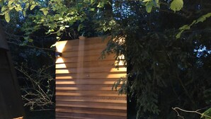 A wooden gate with a metal handle, surrounded by foliage. - 60 m2 luxury apartment with double jacuzzi and private Finnish sauna, in villa (Oss)