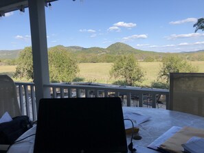 Outdoor dining - Cottage on the Frio River (Leakey)