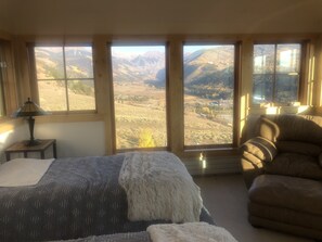 5 habitaciones, tabla de planchar con plancha, wifi y ropa de cama 