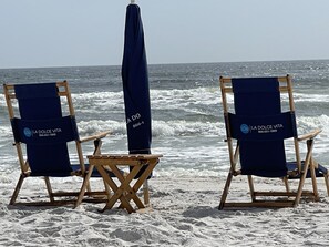 Playa en los alrededores, camastros y toallas de playa 