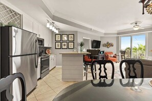 Fridge, microwave, oven, stovetop - Luxury 3br Villa With Ocean Views At Seacrest (Hilton Head Island)
