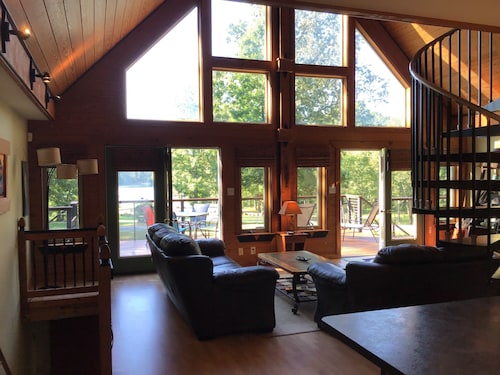 Enjoy lake life FREE kayak and canoes. Relax at this family friendly lake house.