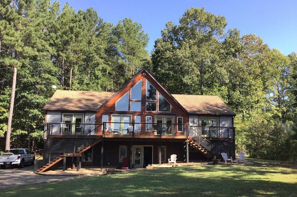 Come and enjoy lake life. Relax at this family friendly lake house.