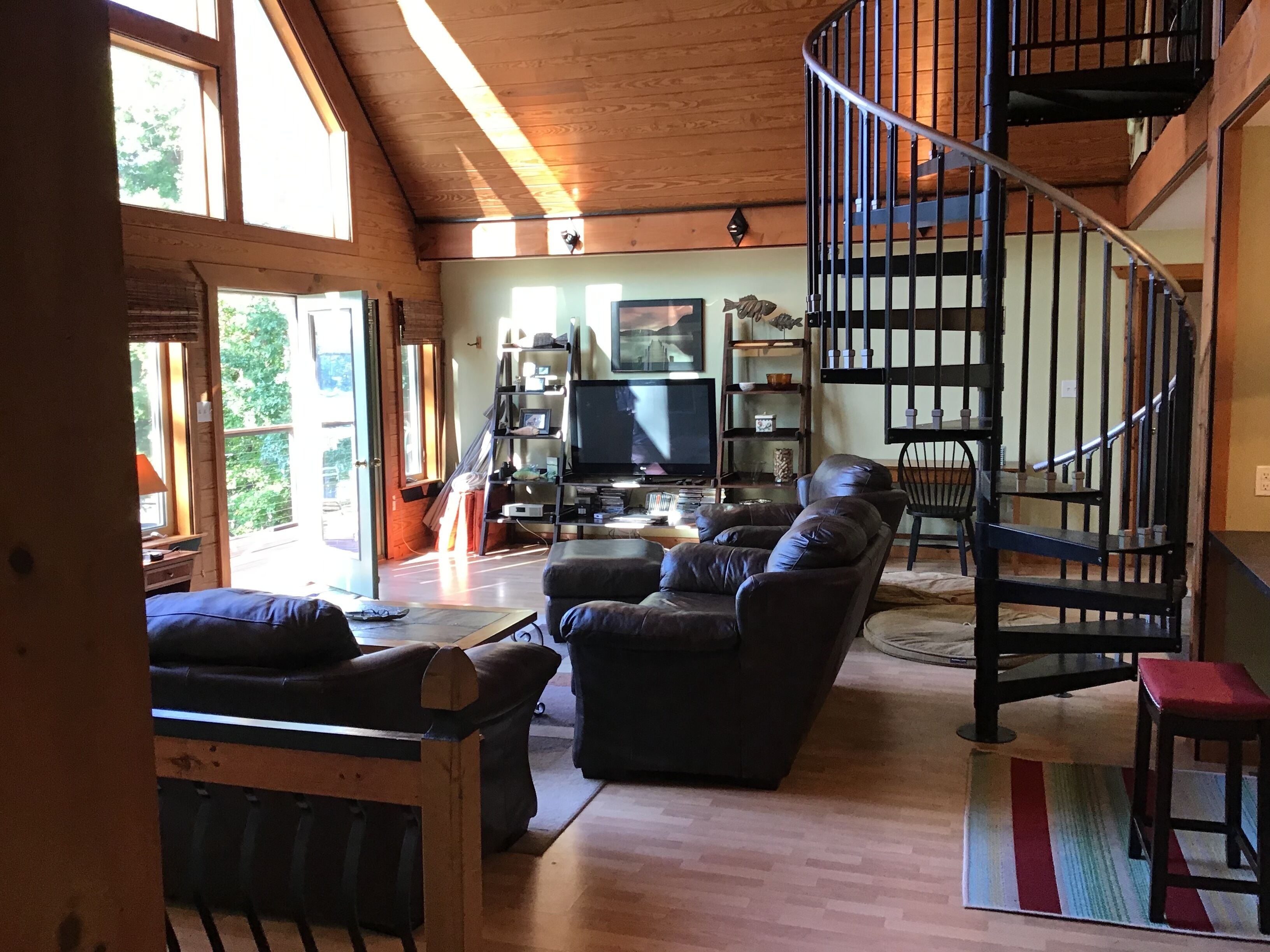 Come and enjoy lake life. Relax at this family friendly lake house.