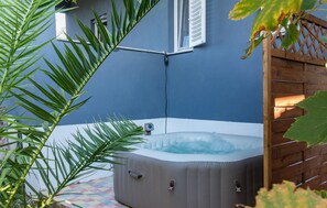 مغطس سبا خارجي