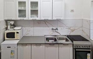 ثلاجة، موقد طهي مسطح، غسالة أطباق، ماكينة لصنع القهوة/الشاي