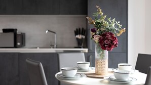Luksusleilighet, terrasse | Spiseområde på rommet
