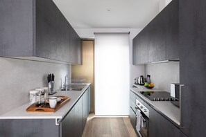 Deluxe Apartment | Private kitchen | Fridge, microwave, oven, stovetop